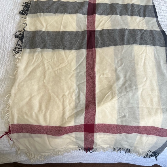 Burberry House Check 100% Merino Wool Scarf 110cm by 110cm - Picture 7 of 10